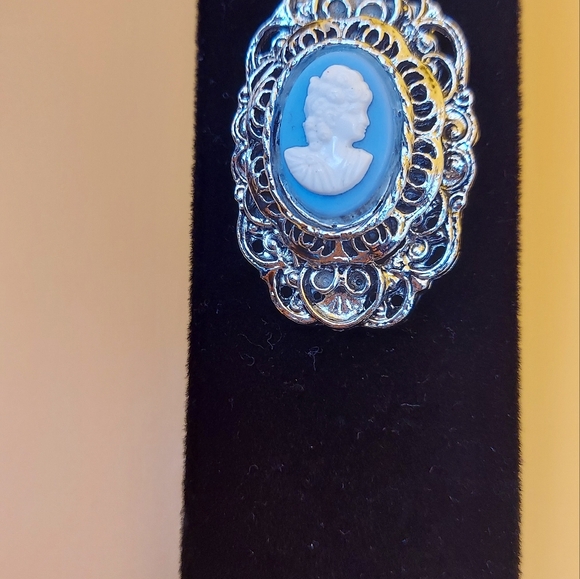 Vintage Beautiful  Blue Cameo Brooch in  Silvertone,1.75" VGC. - Picture 1 of 14